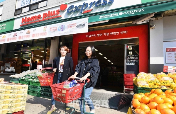 서울 영등포구 홈플러스 익스프레스 신길3점에서 고객들이 쇼핑을 하고 있다.