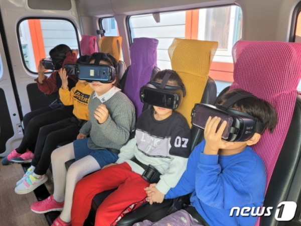 VR·드론 체험하며 신난 아이들…모처럼 ‘함박 웃음’ [뉴스1]