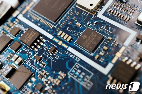 컴퓨터 회로판의 반도체칩 2022.02.25 © 로이터=뉴스1 © News1