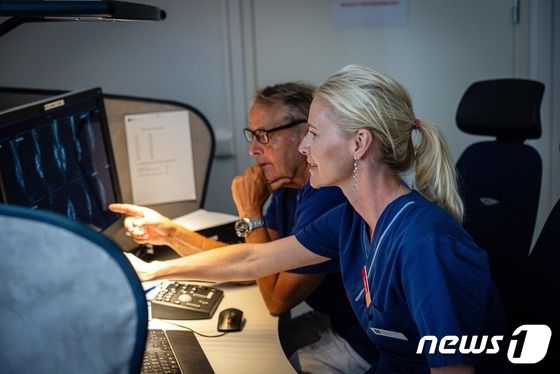 카린 뎀브로워(Dr. Karin Dembrower·오른쪽) 스웨덴 세인트괴란 병원 박사가 유방촬영술 AI 영상분석 솔루션 '루닛 인사이트 MMG'를 활용해 유방암을 진단하고 있다. 루닛 AI 솔루션 관련 연구는 세계적인 의학학술지 '란셋 디지털 헬스' 최근호에 소개됐다. (루닛 제공)