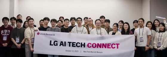 13일(현지시간) 미국 뉴욕에서 열린 LG AI Tech Connect 참가자들이 사진 촬영을 하고 있다(LG 제공)