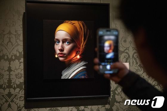 9일(현지시간) 네덜란드 헤이그 마우리츠하위스 미술관에서 요하네스 베르메르의 '진주 귀걸이를 한 소녀'를 모방해 인공지능(AI)으로 만든 그림이 전시된 모습이다. 2023.03.09. © AFP=뉴스1 © News1