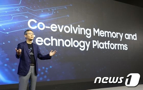 삼성전자 메모리사업부장 이정배 사장이 5일(현지시간) 미국 실리콘밸리에서 열린 '삼성 테크 데이 2022'에서 발표를 하고 있다. (삼성전자 제공) 2022.10.6/뉴스1