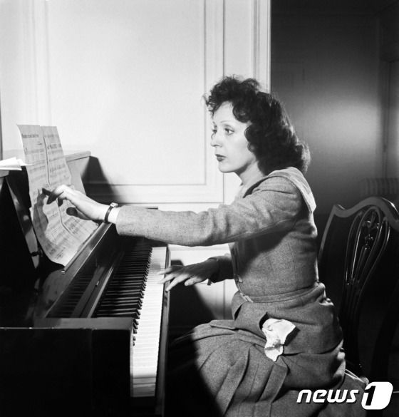 프랑스의 대표적인 샹송 가수 에디트 피아프가 1946년 미국 뉴욕의 자택에서 피아노를 연주하고 있는 모습. © AFP=뉴스1 © News1