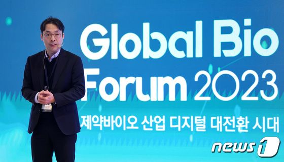 김동민 제이엘케이 대표가 22일 서울 중구 소공동 롯데호텔 사파이어볼룸에서 열린 '글로벌 바이오 포럼 2023'(Global Bio Forum 2023)에서 인공지능을 통한 뇌졸중 진단과 치료 패러다임의 전환을 주제로 발표하고 있다. 2023.11.22/뉴스1
