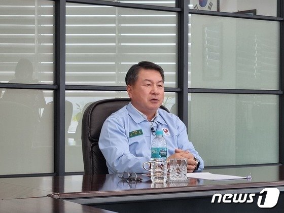 김상훈 농심 구미공장장이 공장 AI 설비에 대해 이야기하고 있다.(농심 제공)/뉴스1