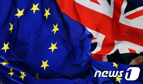 2019년 5월 14일 런던 의회 의사당 밖에서 영국 국기와 유럽연합(EU) 깃발이 나부끼고 있다. © AFP=뉴스1 © News1