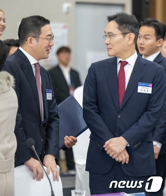 구광모 LG그룹 회장(왼쪽)과 이재용 삼성전자 회장. 2023.12.6/뉴스1