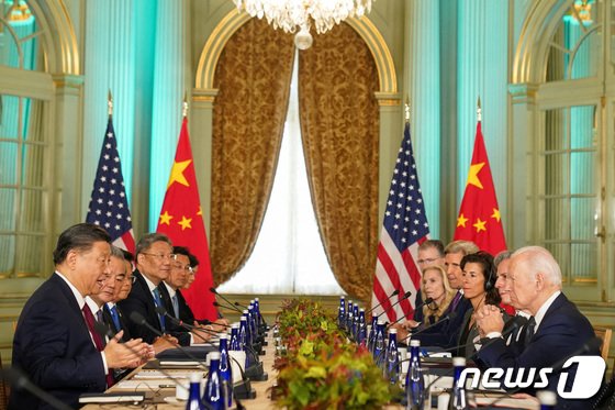 조 바이든 미국 대통령과 시진핑 중국 국가주석이 지난달 15일(현지시간) 캘리포니아주 샌프란시스코 우드사이드 인근의 파이롤리 에스테이트에서 APEC 정상회의 중 1년 만에 만나 회담을 하고 있다. 2023.11.16 © 로이터=뉴스1