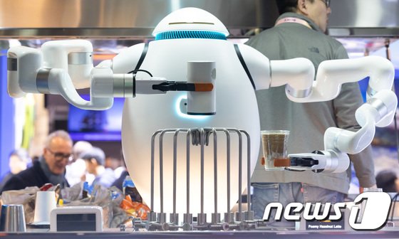 세계 최대 가전·IT(정보기술) 전시회 'CES 2024' 개막 이틀째인 10일(현지시간) 미국 네바다주 라스베이거스 컨벤션센터(LVCC)에 마련된 리치테크 전시관에서 로봇이 커피를 만들고 있다. 2024.1.11/뉴스1 © News1