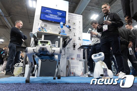 세계 최대 가전·IT(정보기술) 전시회 'CES 2024' 개막 사흘째인 11일(현지시간) 미국 네바다주 라스베이거스 베네시안 엑스포홀에 마련된 레오보틱스 전시관에서 관계자가 로봇을 시연하고 있다. 2024.1.12/뉴스1 © News1
