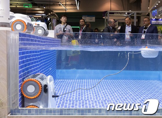 세계 최대 가전·IT(정보기술) 전시회 'CES 2024' 개막 이틀째인 10일(현지시간) 미국 네바다주 라스베이거스 컨벤션센터(LVCC)에 마련된 수블루 전시관에서 관람객들이 수영장 청소 로봇을 살펴보고 있다. 2024.1.11/뉴스1 © News1