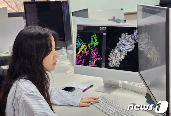 대웅제약 연구원이 AI 신약개발 시스템으로 통해 신약 후보 화합물질을 탐색하고 있다./뉴스1 © News1