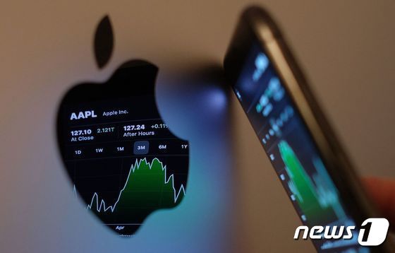 애플 로고와 아이폰 2021.05.24 © AFP=뉴스1 © News1