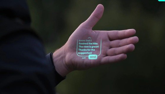 AI 핀의 프로젝터를 활용해 손바닥을 스마트폰 화면처럼 사용하는 모습. (휴메인 홈페이지 갈무리) 2024.03.01