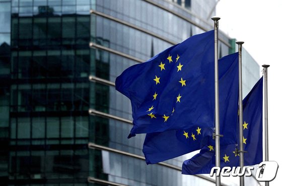 벨기에 브뤼셀에 위치한 유럽연합(EU) 본부 앞에 깃발이 펄럭이고 있다. 2023.09.20 © 로이터=뉴스1 © News1