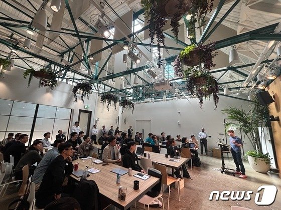 K-Startup & OpenAI Matching Day in US 행사에 참석한 샘 알트만 오픈AI CEO가 한국 스타트업 대표들과 질의응답을 진행하고 있다.(중소벤처기업부 제공)/뉴스1