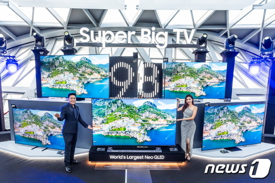 28일 싱가포르 창이공항에서 열린 삼성전자 TV 신제품 공개 행사에서 직원과 모델이 2024년형 98형 Neo QLED 4K를 소개하고 있다.(삼성전자 제공)/뉴스1